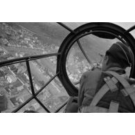 Survol d'une ville polonaise par un bombardier Heinkel He-111. La ville est vue depuis la verrière nasale de l'avion.