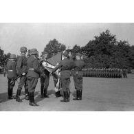 Des aviateurs autour du drapeau de la Luftwaffe, lors d'une prestation de serment.