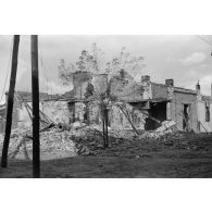 Maison de briques en ruines.