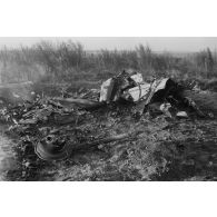 Débris d'un avion soviétique abattu à proximité d'une voie ferrée.