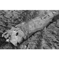 Débris d'un avion soviétique abattu à proximité d'une voie ferrée.