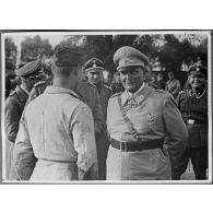 Hermann Goering s'entretient avec un mécanicien de la Luftwaffe.