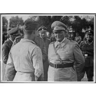 Hermann Goering s'entretient avec un mécanicien de la Luftwaffe.