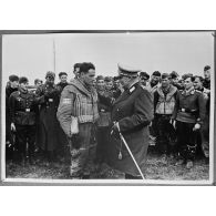 Hermann Goering s'entretient avec un pilote en combinaison de vol, portant le grade de caporal-chef (Obergefreiter)