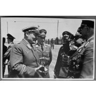 Le maréchal Hermann Goering salue des généraux de la Luftwaffe.
