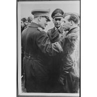 Le maréchal Hermann Goering discute avec le commandant (Major) Helmut Wick, Kommodore du JG-2.