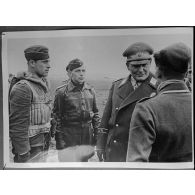 Hermann Goering discute avec des pilotes du Jagdgeschwader 2 Richthofen.