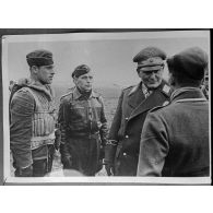 Hermann Goering discute avec des pilotes du Jagdgeschwader 2 Richthofen.
