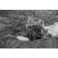 Cadavre d'un pilote soviétique, gisant sur le sol à côté de son parachute en torche.