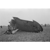 Débris de l'aile d'un avion soviétique, inspecté par un aviateur allemand.
