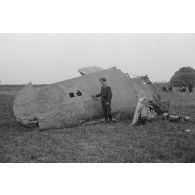 Débris de l'aile d'un avion soviétique, inspecté par un aviateur allemand.