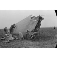 Débris de l'aile d'un avion soviétique, inspecté par un aviateur allemand.