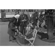 Un marchand de jouets ambulant dans Riga.