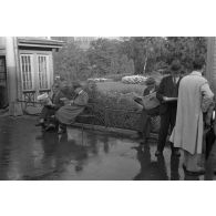 A Riga, des Lettons lisent le journal.