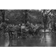 Des aviateurs allemands visitent Riga, dans une calèche.