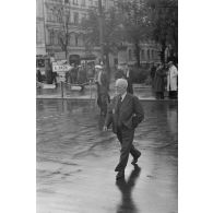 Un juif letton, marqué de l'étoile jaune, traverse une rue de Riga.