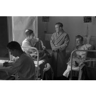 Une chambrée dans un hôpital militaire.