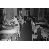 Une chambrée dans un hôpital militaire.