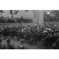 Un concert en plein air, dans le kiosque d'un parc, des aviateurs allemands assistent au spectacle.