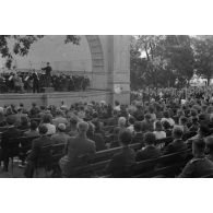 Un concert en plein air, dans le kiosque d'un parc, des aviateurs allemands assistent au spectacle.