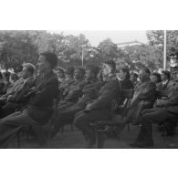 Un concert en plein air, dans le kiosque d'un parc, des aviateurs allemands assistent au spectacle.
