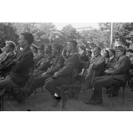 Un concert en plein air, dans le kiosque d'un parc, des aviateurs allemands assistent au spectacle.