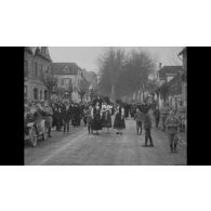 [Revue en Alsace par les généraux Gouraud et Pétain. Le champ de bataille de Belloy.]