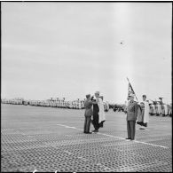 Remise de décoration par le général Noiret M'Sila.