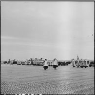 Revue des troupes au 8e régiment de spahis algériens à M'Sila.