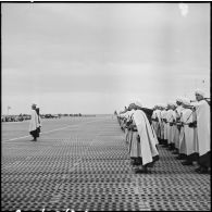 Revue des troupes au 8e régiment de spahis algériens à M'Sila.