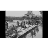 [Compilation d'images : infanterie au combat, en marche et au cantonnement.]