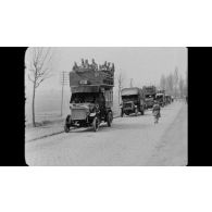[Convois de camions ; atelier de réparation ; camions allemands livrés après l'armistice.]