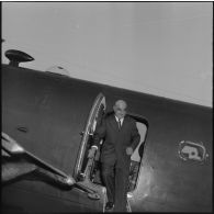 Arrivée à Alger de Frank Arnal secrétaire d'Etat à la Marine.