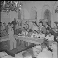 Le colonel Godard commandant le secteur Alger Sahel donne aux journalistes des renseignements sur la capture de Yacef Saadi.