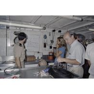 Les journalistes visitent les installations du bâtiment de contrôle biologique Marara. [Description en cours]