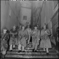 Dans les ruelles de la casbah d'Alger André Morice, ministre de la défense nationale et des forces armées, entouré des généraux Ely, Salan, Allard.