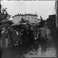 André Morice, ministre de la défense nationale et des forces armées, est acclamé par la foule à l'entrée de la casbah.