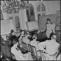 Le colonel Yves Godard, commandant le secteur d'Alger Sahel, fait un exposé.