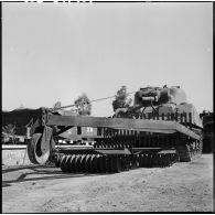 Présentation d'un char de déminage M4 Sherman (Algérie).