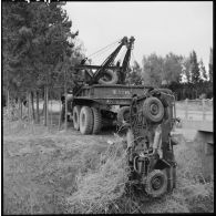 Un Wrecker de la 2/186ème compagnie de réparation divisionnaire (CRD) (5ème division blindée (DB)) retire une jeep accidentée près de Relizane.