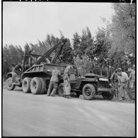 Un Wrecker de la 2/186ème compagnie de réparation divisionnaire (CRD) (5ème division blindée (DB)) retire une jeep accidentée près de Relizane.