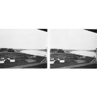 333. Viétri. La rivière claire. / Vietri. Vue prise de la terrasse de l'H[ot]el de Commerce. A gauche, la gendarmerie. [deux légendes d'originie]