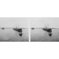 208. Escale à Colombo (Ceylan). Au mouillage. La ville. Un cargo-boat. [synthèse des légendes d'origine]