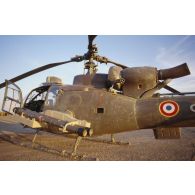 Hélicoptère de combat Gazelle Atam de l'ALAT (aviation légère de l'armée de terre) au sol, équipé de missiles air-air Mistral.