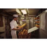 La boulangerie à bord du TCD (transport de chalands de débarquement) Foudre qui vient d'aborder à Yanbu.