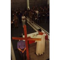 Messe célébrée à bord du TCD (transport de chalands de débarquement) Foudre, dans un hangar du pont d'envol, par un aumônier légionnaire et deux aumôniers du bord, un catholique et un protestant.