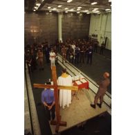 Messe célébrée à bord du TCD (transport de chalands de débarquement) Foudre, dans un hangar du pont d'envol, par un aumônier légionnaire et deux aumôniers du bord, un catholique et un protestant.
