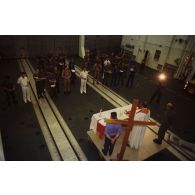 Messe célébrée à bord du TCD (transport de chalands de débarquement) Foudre, dans un hangar du pont d'envol, par un aumônier légionnaire et deux aumôniers du bord, un catholique et un protestant.