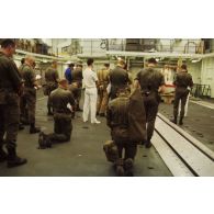 Messe célébrée à bord du TCD (transport de chalands de débarquement) Foudre, dans un hangar du pont d'envol, par un aumônier légionnaire et deux aumôniers du bord, un catholique et un protestant.