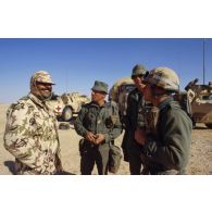 Exercice franco-égyptien de tir sur lance-missiles Milan. Conversation entre un militaire égyptien et des sous-officiers français.